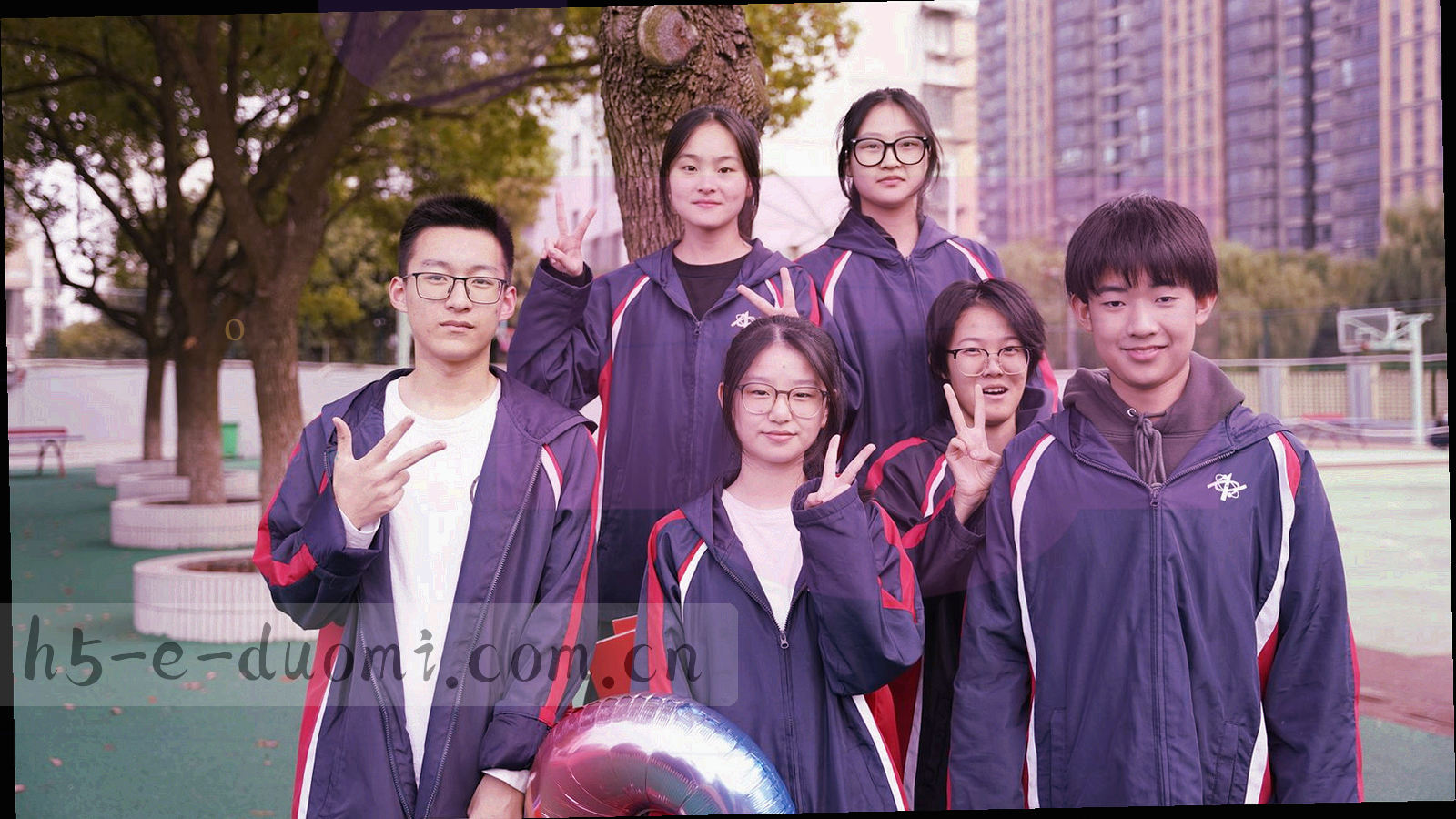 夜场看台与灯柱的剪影式构图，画面以深绿与橙红为主